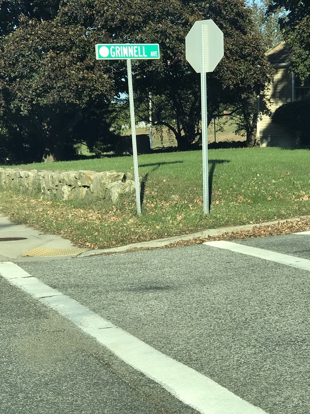 picture of a street
sign reading Grinnell Avenue